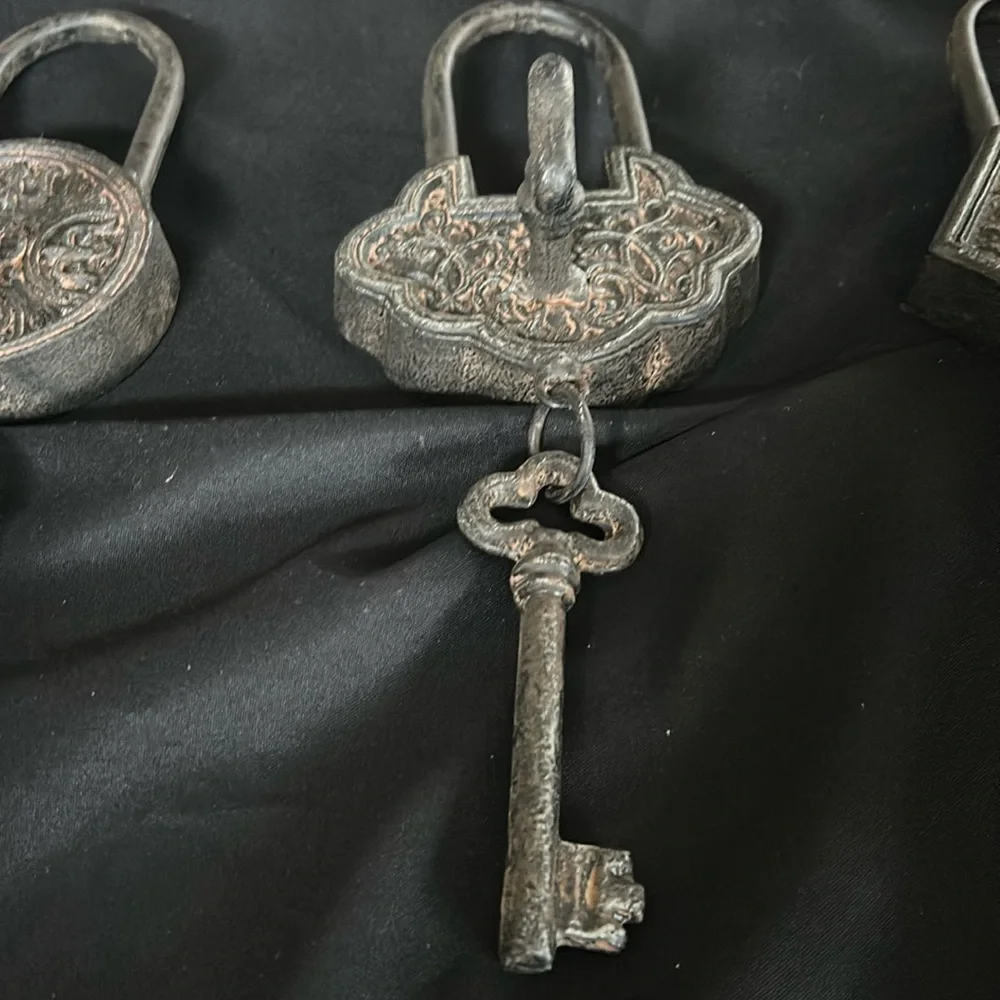 VINTAGE CAST IROBN PADLOCK WITH KEYS WALL DECOR/ HANGING ART SET OF 3